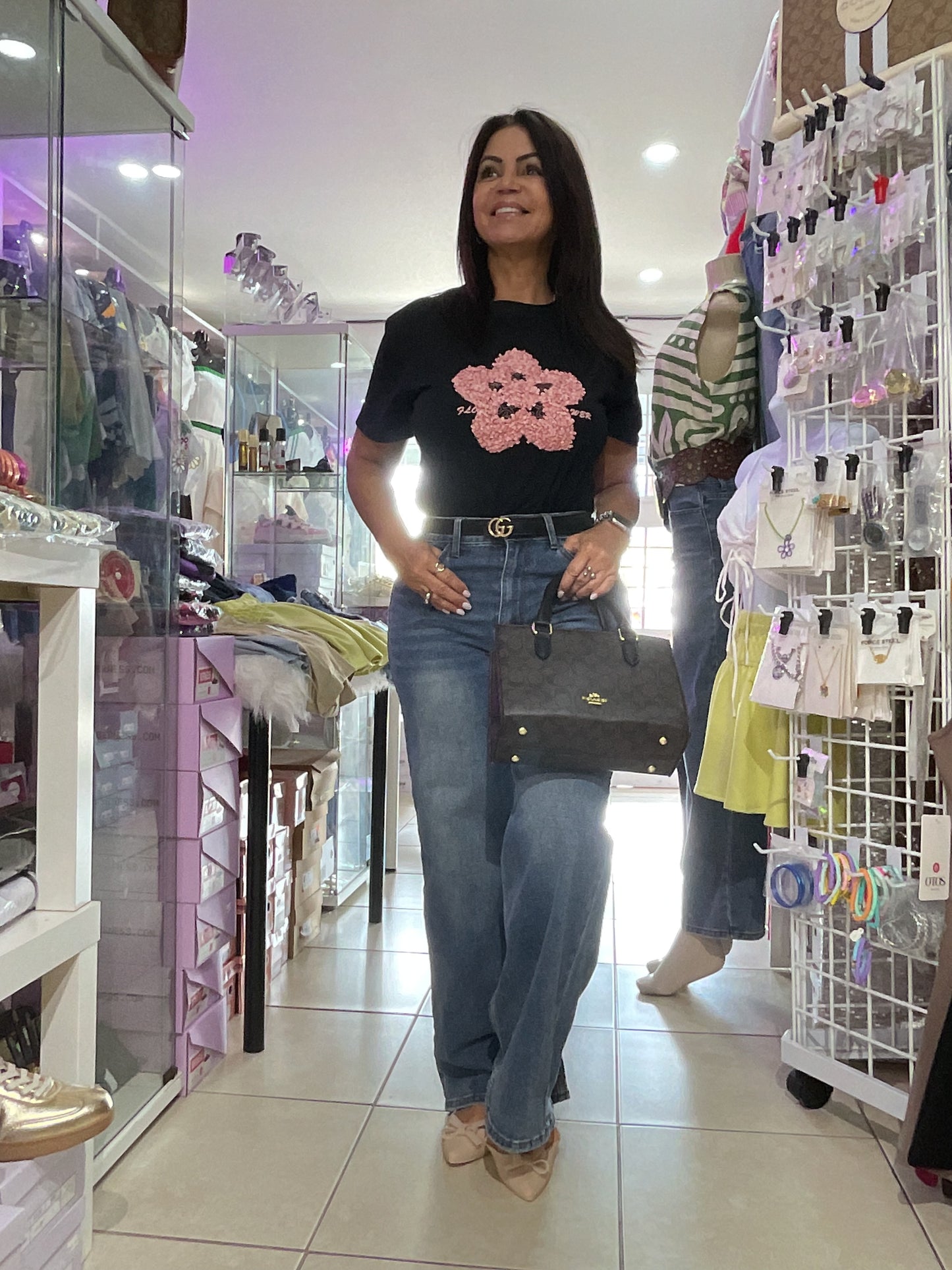 Blusa negra flor rosa